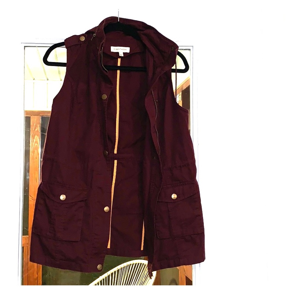 Sleeveless anorak with hood